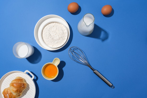 蓝色背景对基本烘焙原料从顶视图，复制空间添加文本。面包店或餐厅的照片图片下载