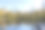 人们漫步在中央公园湖边的人行道上，背景是曼哈顿的摩天大楼。图片下载