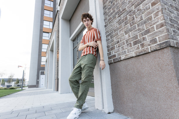 一个年轻人在街上摆姿势的低角度照片图片下载