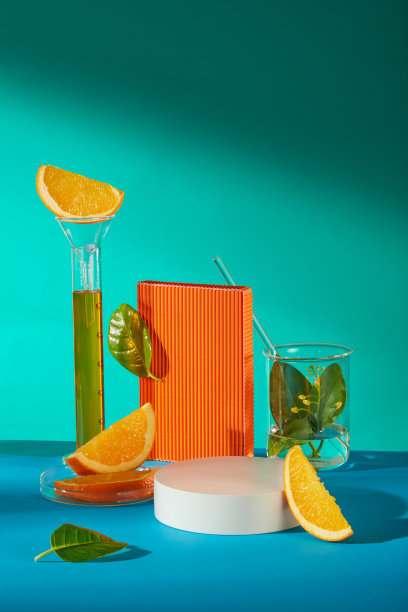 液体萃取橙汁，装在装有实验漏斗的烧瓶中，顶部为蓝色背景。橙汁产品的广告照片。图片下载