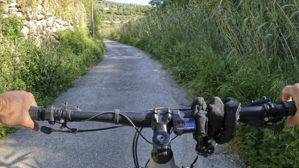 在乡村公路上骑电动自行车的照片图片下载