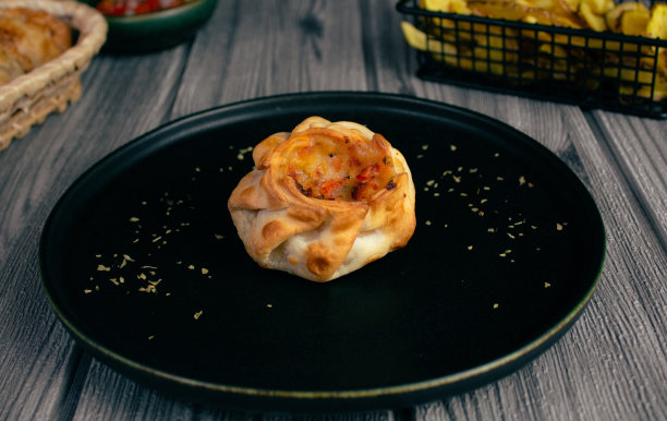 阿根廷美食，黑色盘子里的烤篮子，木桌上的土豆图片下载