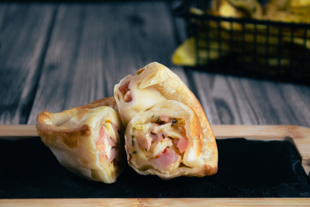 经典火腿和奶酪肉馅卷饼，阿根廷美食，餐厅餐桌楔形土豆图片下载