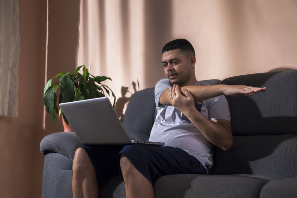 一个人在电脑前锻炼图片下载