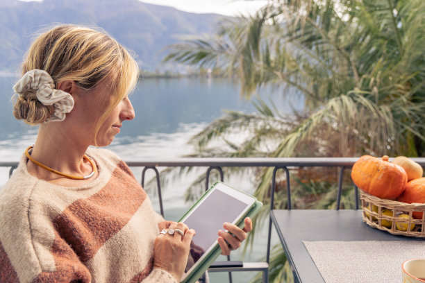 在家用平板电脑工作的女人图片下载