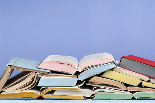 打开书，木桌上的精装彩色书。回到学校。文本的复制空间。教育经营理念。图片下载