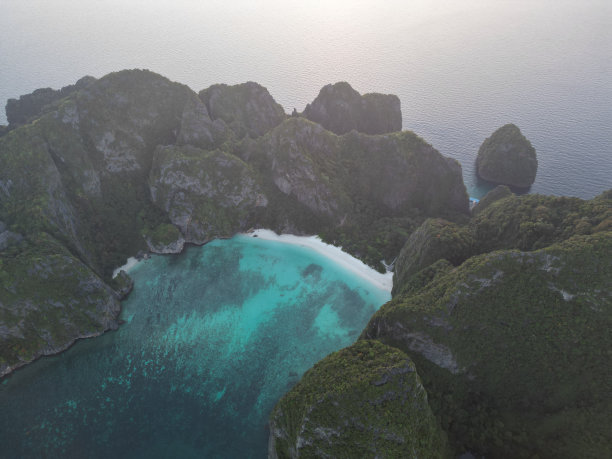 日出时玛雅湾和Pileh泻湖的无人机照片图片下载