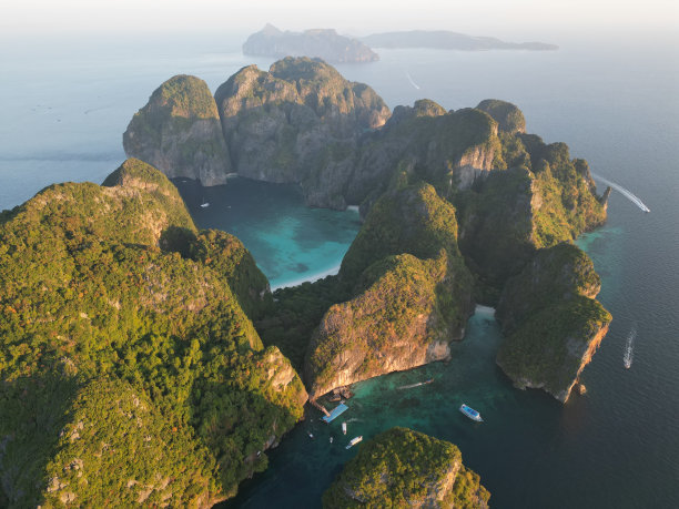 日出时玛雅湾和Pileh泻湖的无人机照片图片下载