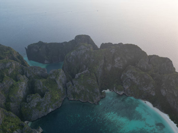 日出时玛雅湾和Pileh泻湖的无人机照片图片下载