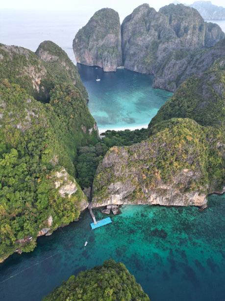 日出时玛雅湾和Pileh泻湖的无人机照片图片下载