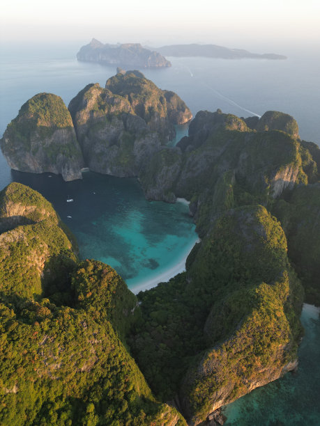 日出时玛雅湾和Pileh泻湖的无人机照片图片下载