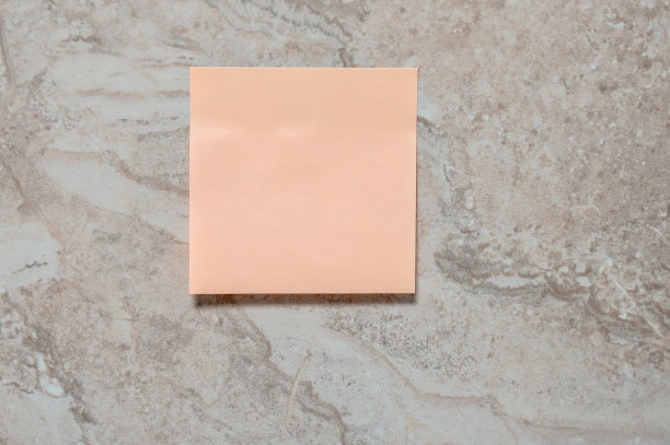 大理石瓷砖墙上的空纸贴纸。为你的文字留出空间。图片下载