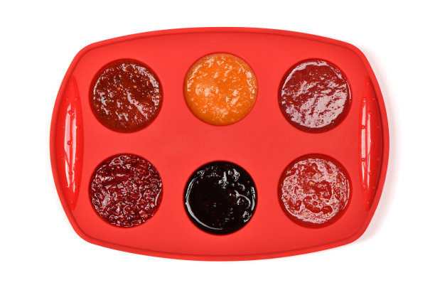 在白色背景的硅胶模具中冷冻水果冰沙。前视图。高分辨率照片。图片下载