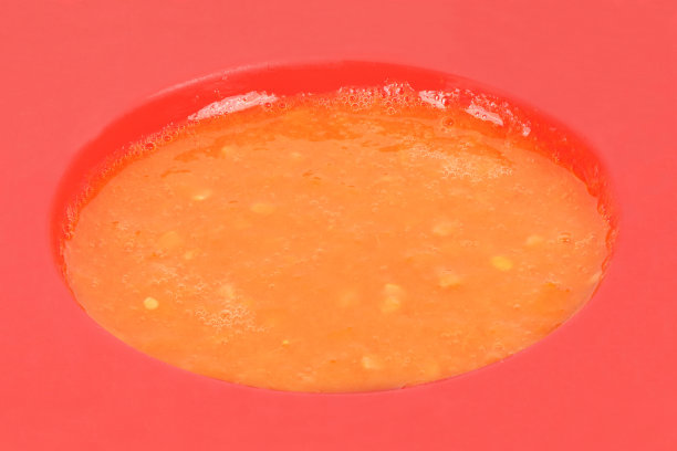 在硅胶模具中冷冻水果冰沙。侧视图。高分辨率照片。图片下载