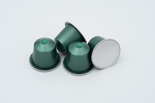 白色背景的浓缩咖啡胶囊。图片下载