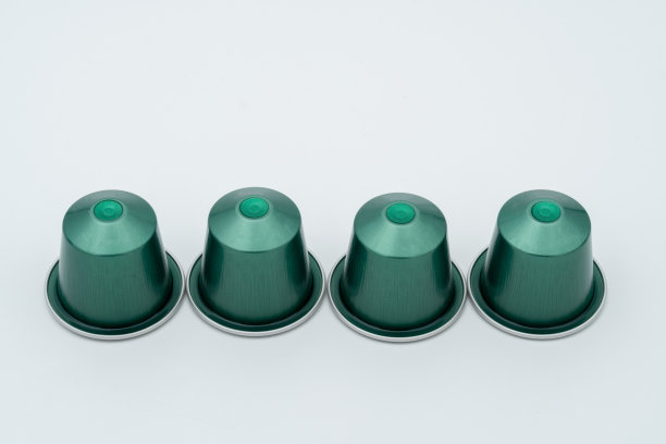 白色背景的浓缩咖啡胶囊。图片下载