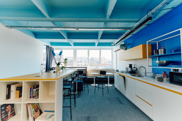 一个现代办公室的照片，在那里编程，数字营销和网页设计项目完成。办公室配有现代家具和玻璃办公室图片下载