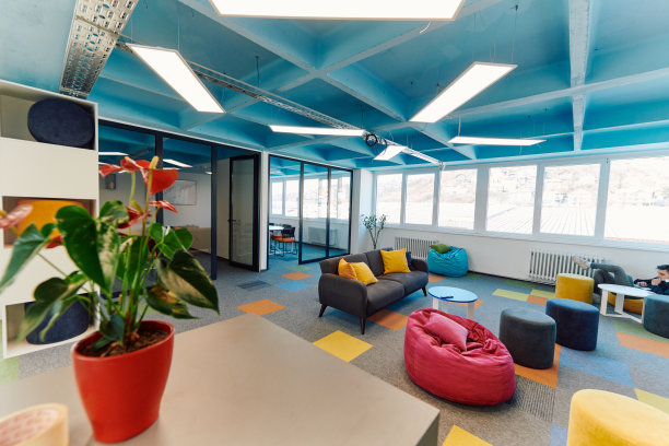 一个现代办公室的照片，在那里编程，数字营销和网页设计项目完成。办公室配有现代家具和玻璃办公室图片下载