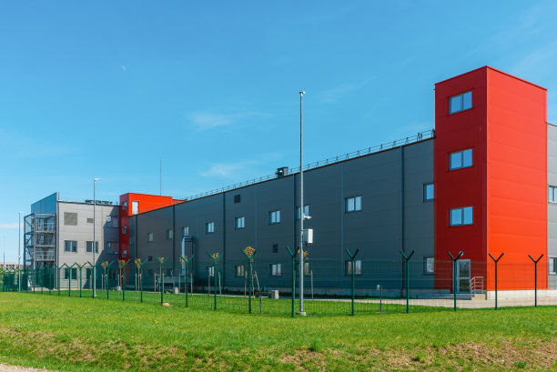 新建商业零售小型写字楼。一般小型企业的外立面。Telsiai,立陶宛05-09-2022。图片下载