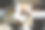 剪短照片的男性自由职业者坐在沙发上，在家里用数码平板电脑工作图片下载