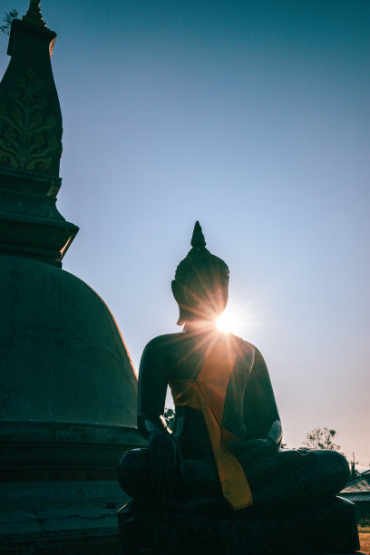 坐着冥想的佛像剪影。图片下载