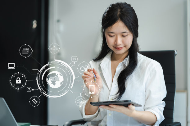 使用智能手机、平板电脑的人，虚拟屏幕上有SDK图标。SDK软件开发工具箱中的办公概念编程语言技术。图片下载