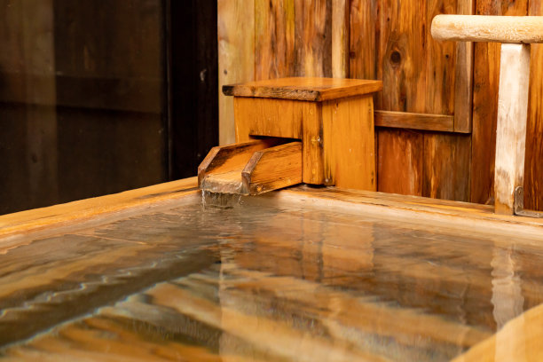 有温泉的客房里的天然温泉浴照片图片下载