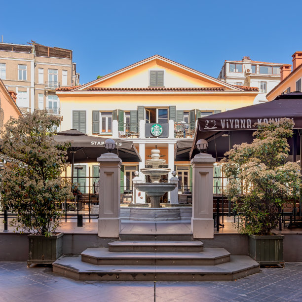 Narmanli Han:位于伊斯坦布尔的17世纪建筑，现在是购物中心和文化中心，有商店、餐馆和庭院图片下载