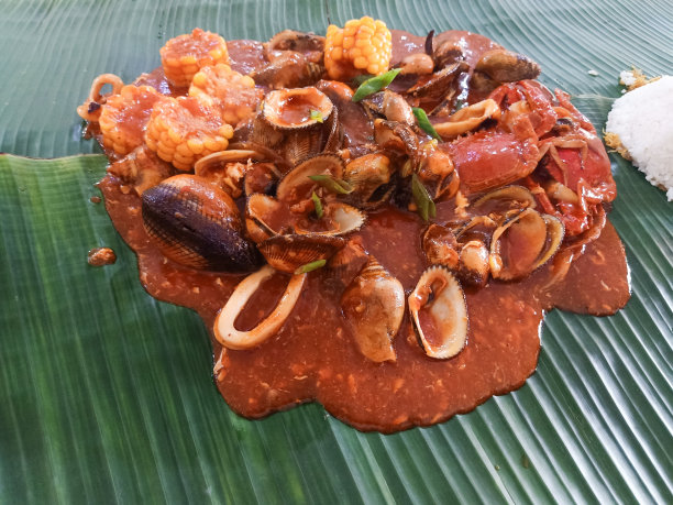 海鲜是用一种由蛤蜊、螃蟹和墨鱼组成的辣酱烹制的图片下载