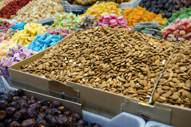 摩洛哥市场上出售的杏仁、干果和各种糖果的特写。图片下载