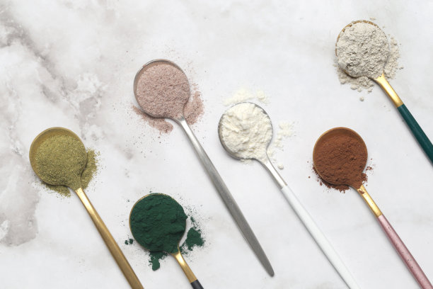 不同类型的健康和美容膳食补充剂-胶原蛋白，维生素，生物素，蛋白粉汤匙图片下载