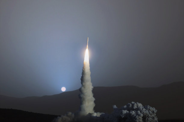 在蓝色的夕阳下，太空火箭成功地在火星上升空。探索其他星球，寻找新生命。宇宙飞船升空图片下载