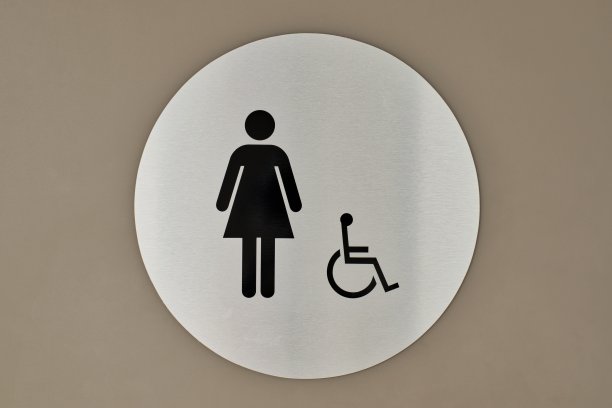 女卫生间门上的残疾标志。图片下载