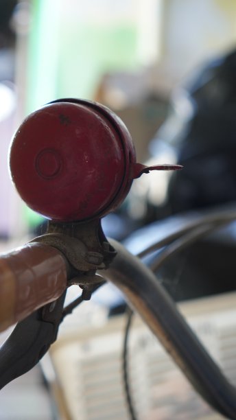 红色的古董钟旧自行车图片下载