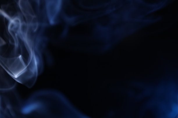 白色和蓝色的烟雾在黑暗的背景，色彩抽象图片下载