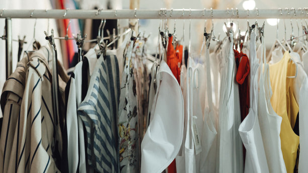 在零售商店的金属衣架上选择不同颜色的时尚衬衫。减少再用再循环概念。水平的照片图片下载