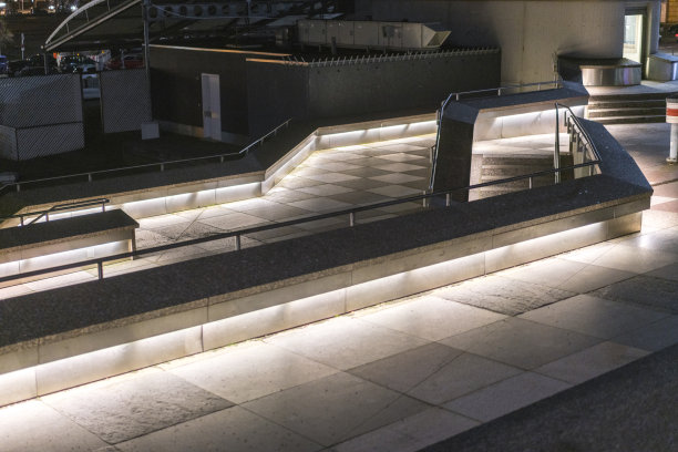 这张照片是2016年柏林的一张照片，展示了现代柏林的夜晚。柏林爱乐音乐厅附近文化论坛的现代建筑。图片下载