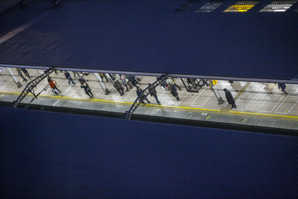 图为日本东京的一个火车站，这是一个角度很高的火车站。这张照片是2010年的图片下载