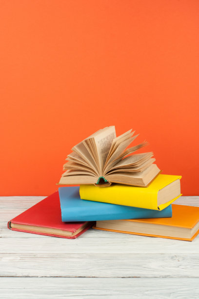 打开书，木桌上的精装彩色书。回到学校。文本的复制空间。教育经营理念。图片下载