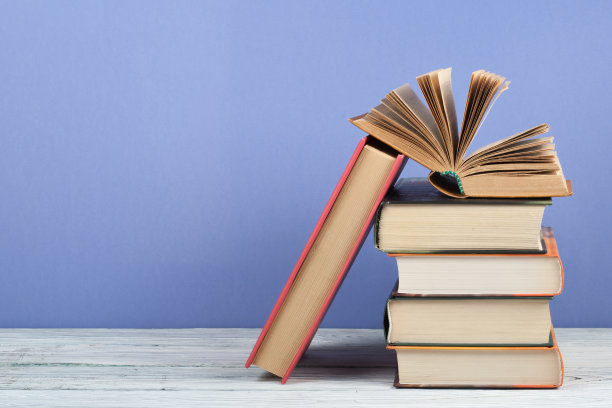 打开书，木桌上的精装彩色书。回到学校。文本的复制空间。教育经营理念。图片下载