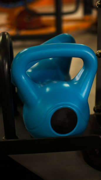 健身或健美概念背景。旧铁哑铃的产品照片，灰色的，在健身房的混凝土地板上。从上面拍摄的照片，有很多复制空间的顶视图图片下载