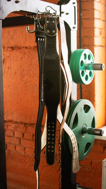 健身或健美概念背景。旧铁哑铃的产品照片，灰色的，在健身房的混凝土地板上。从上面拍摄的照片，有很多复制空间的顶视图图片下载