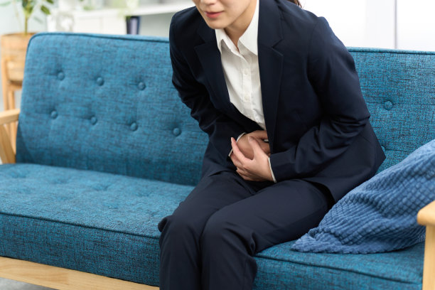 一个女人在上班前感到胃痛图片下载