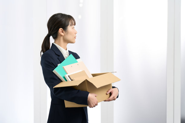 搬运行李的女商人图片下载