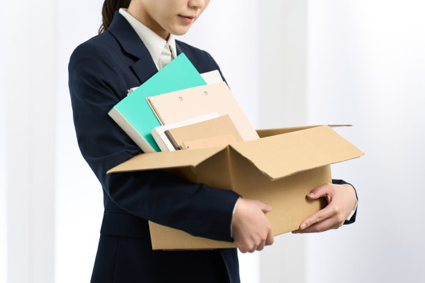 搬运行李的女商人图片下载