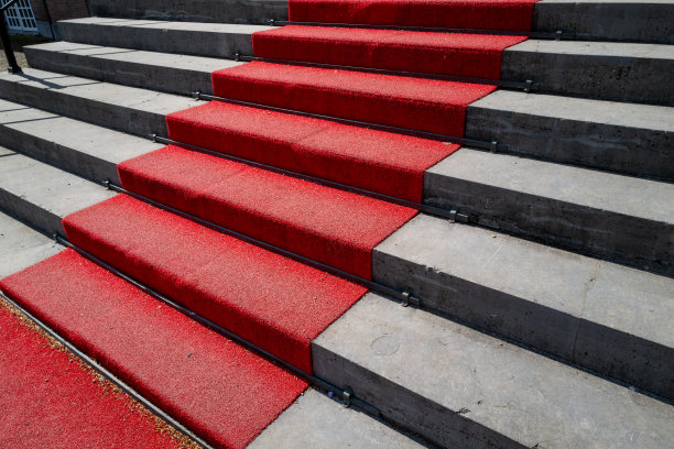 通往城堡入口的台阶上铺着红地毯图片下载