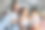 母亲和女儿坐在床上一起看他们的数码平板电脑图片下载