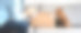 一名男子和他的小狗一起打开网上订单，并在社交媒体上分享照片。(玩具梗狗)图片下载