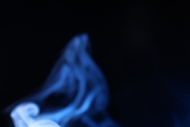 黑色背景上的蓝色烟雾，色彩抽象图片下载