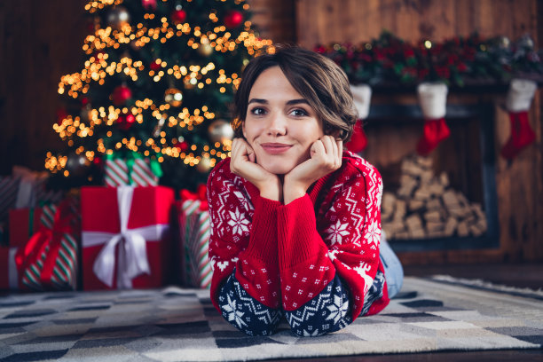 全身照片躺舒适放松的年轻女士双手脸颊穿红色毛衣传统的盛宴新年孤立的房子背景图片下载
